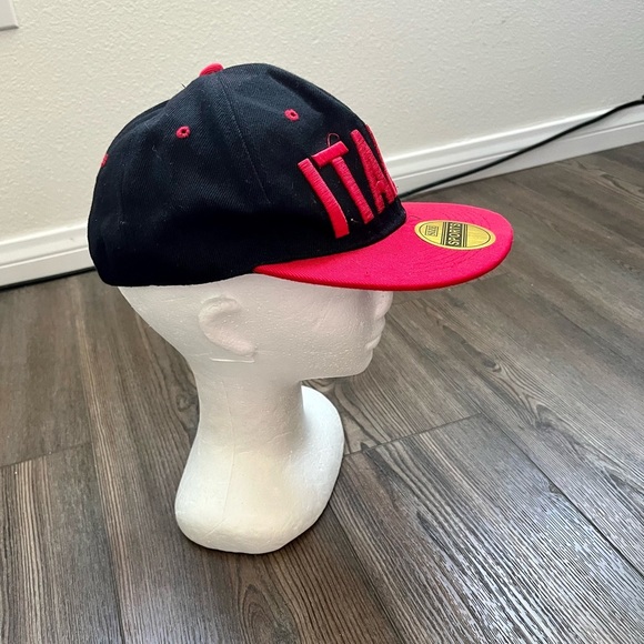 Black and Red Italia Cap - Picture 3 of 9